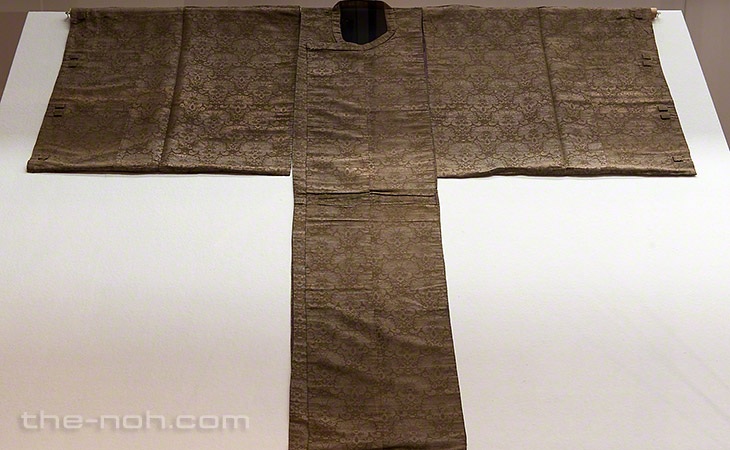 A light-brown Okina kariginu with flower patterns from China and silver brocade.